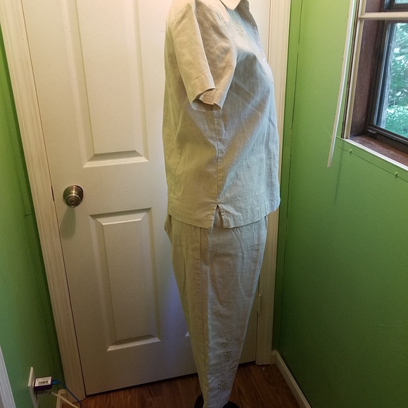 Sz ps, embossed embroidery 2 pc capri set - Picture 2 of 8